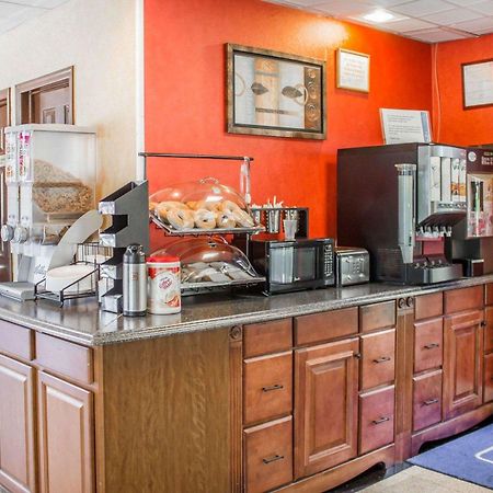 Rodeway Inn Huntington Station - Melville Extérieur photo