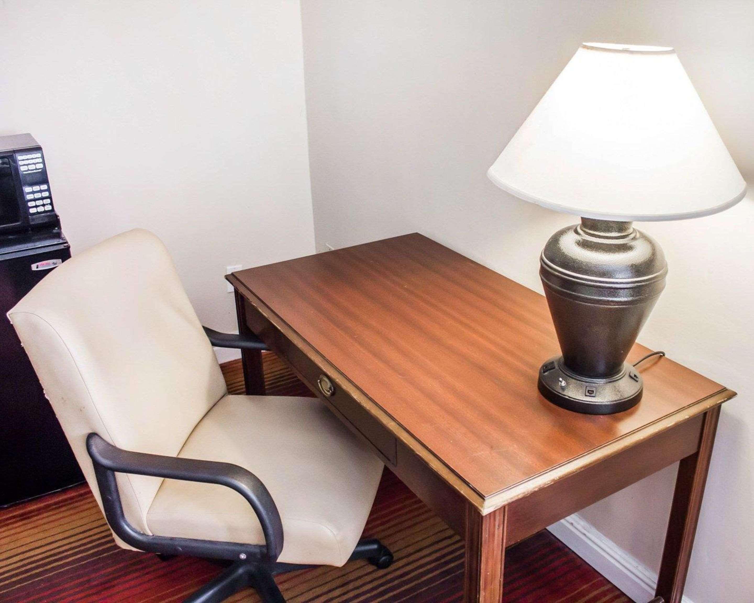 Rodeway Inn Huntington Station - Melville Extérieur photo