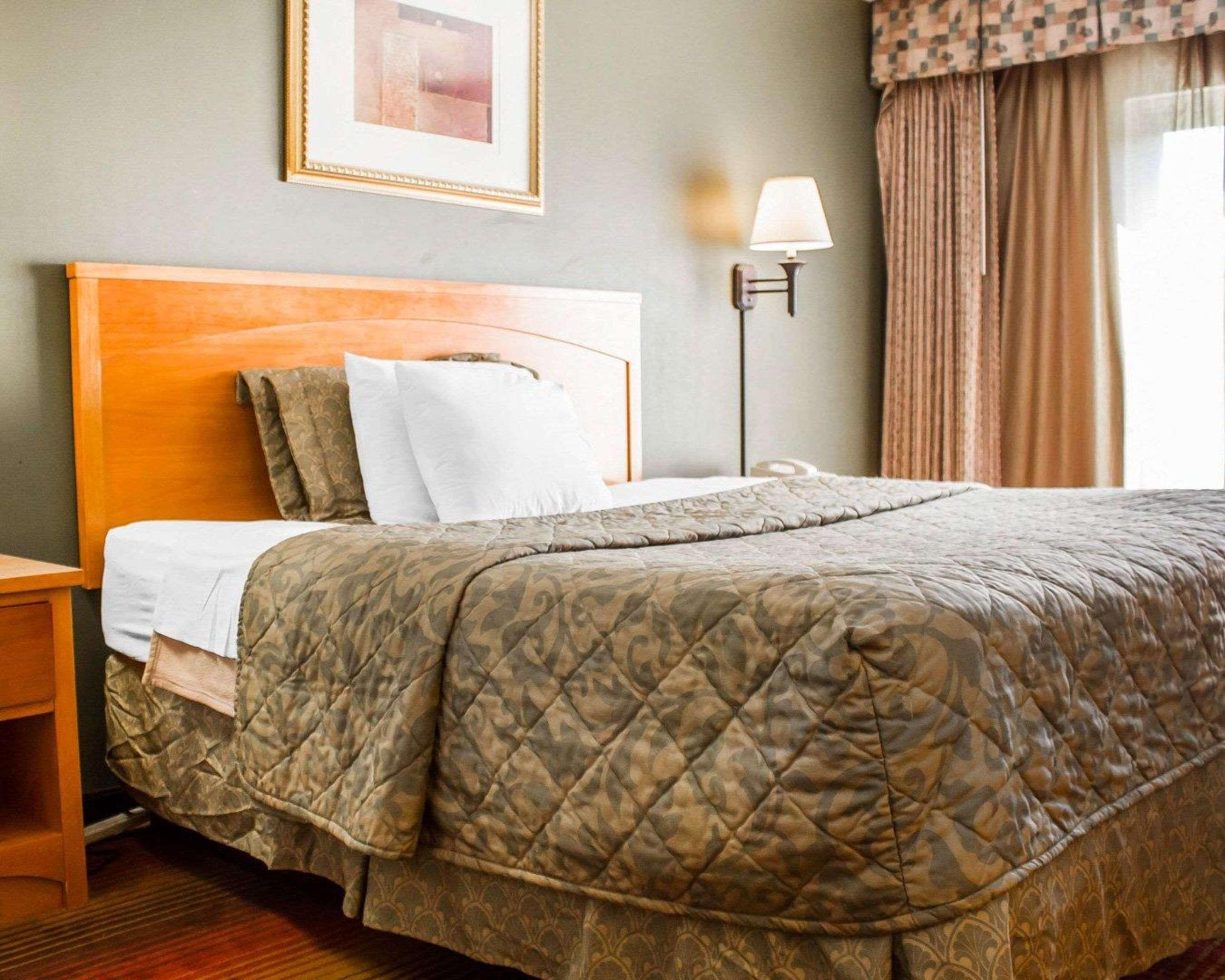 Rodeway Inn Huntington Station - Melville Extérieur photo