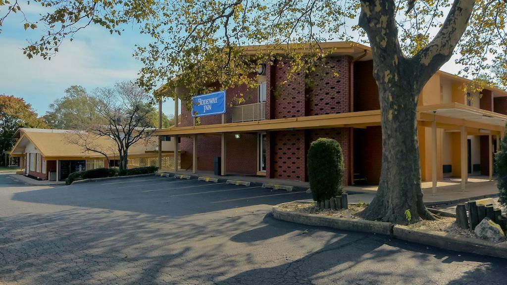 Rodeway Inn Huntington Station - Melville Extérieur photo