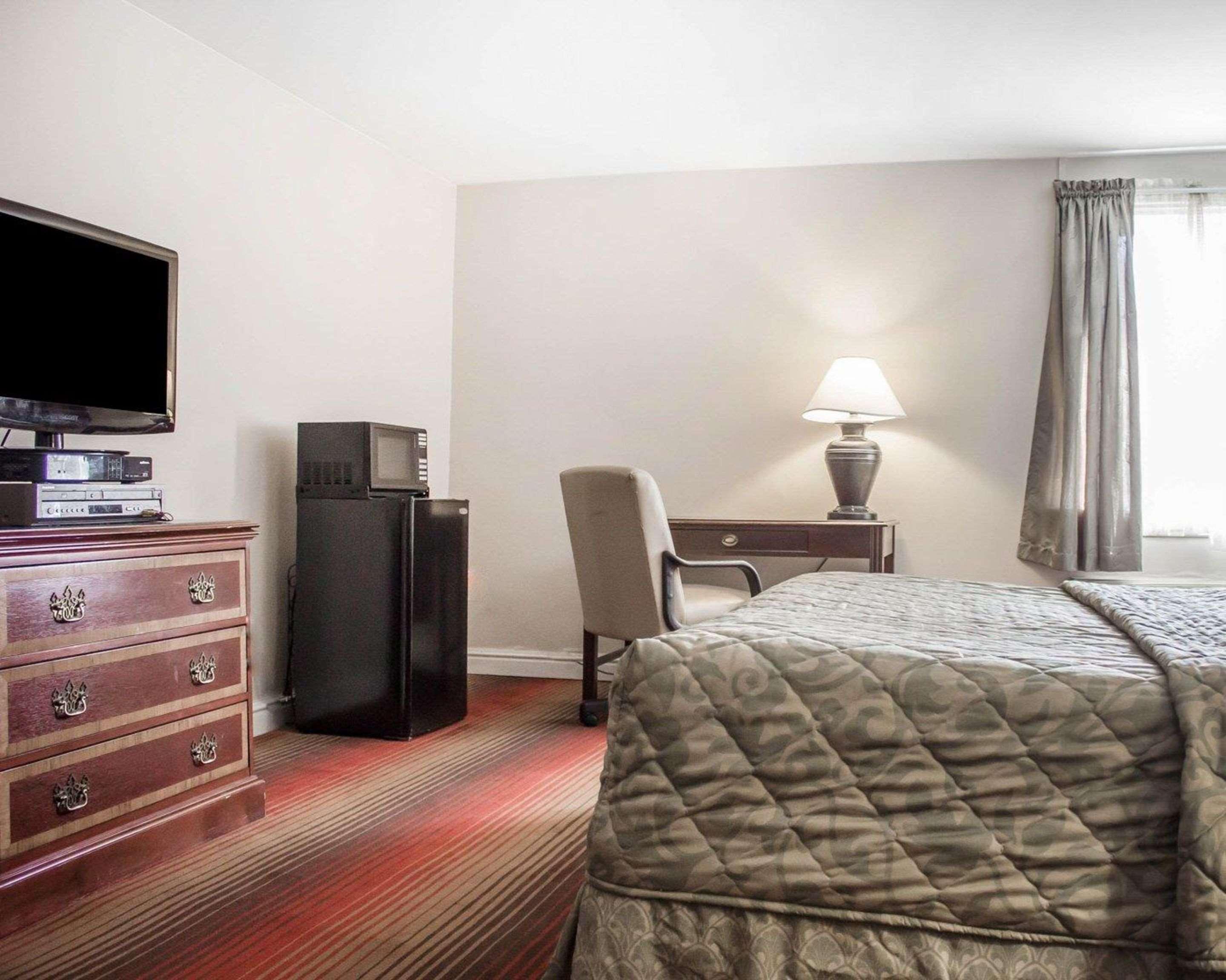 Rodeway Inn Huntington Station - Melville Extérieur photo