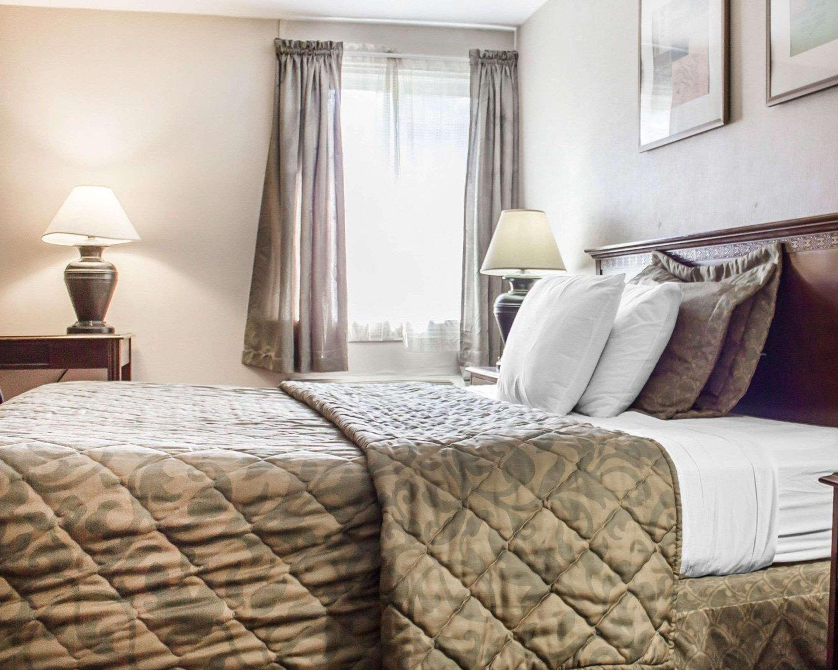 Rodeway Inn Huntington Station - Melville Extérieur photo