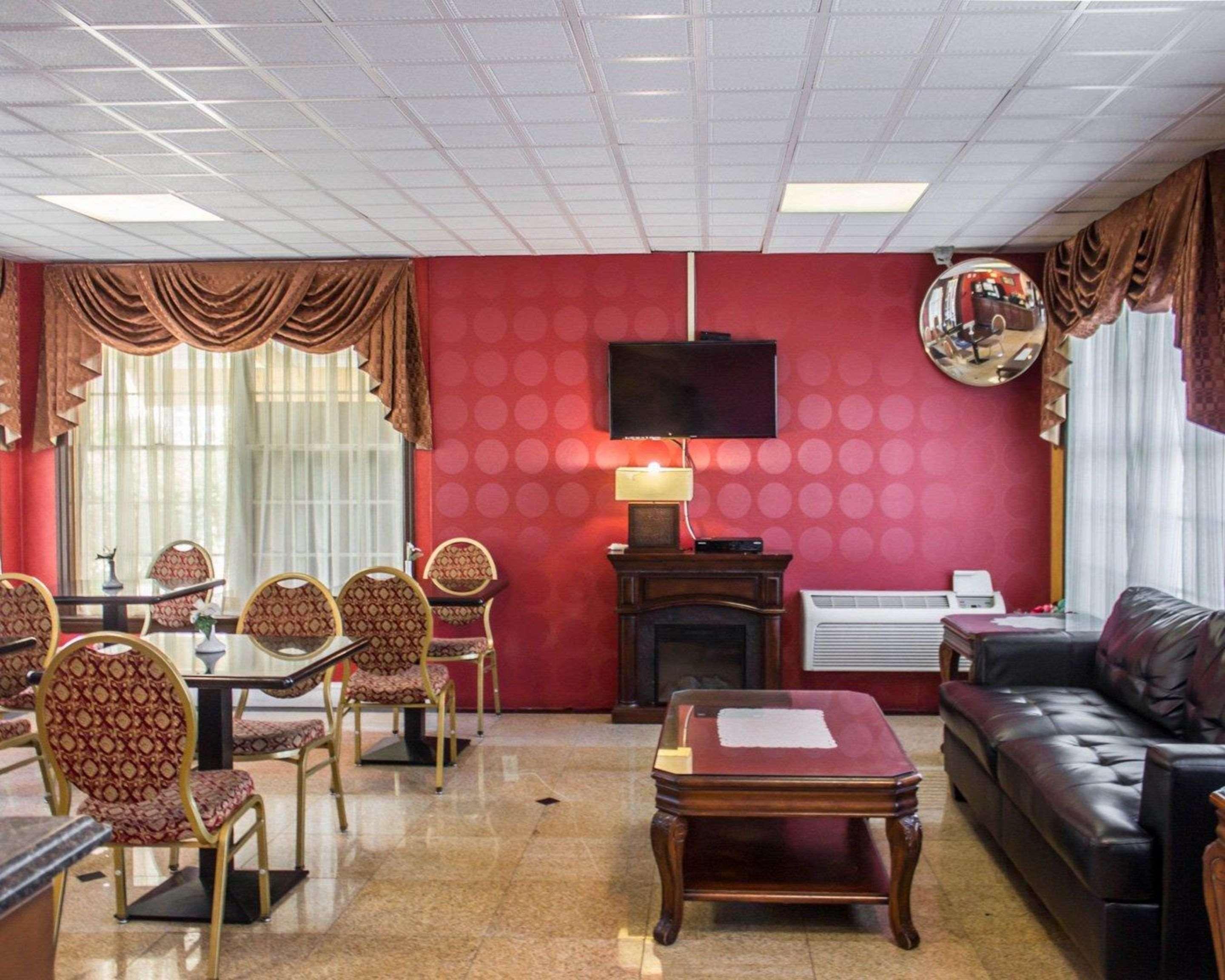 Rodeway Inn Huntington Station - Melville Extérieur photo
