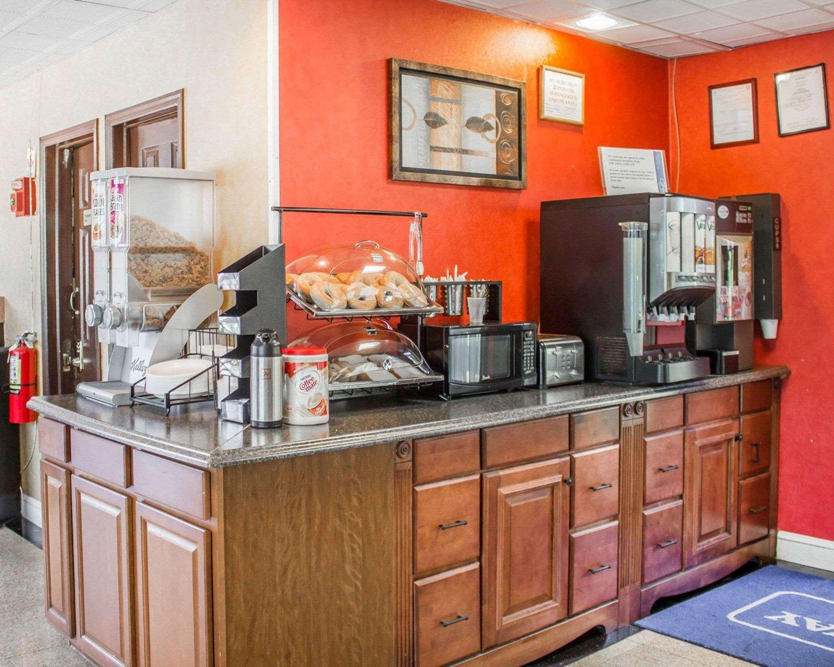 Rodeway Inn Huntington Station - Melville Extérieur photo