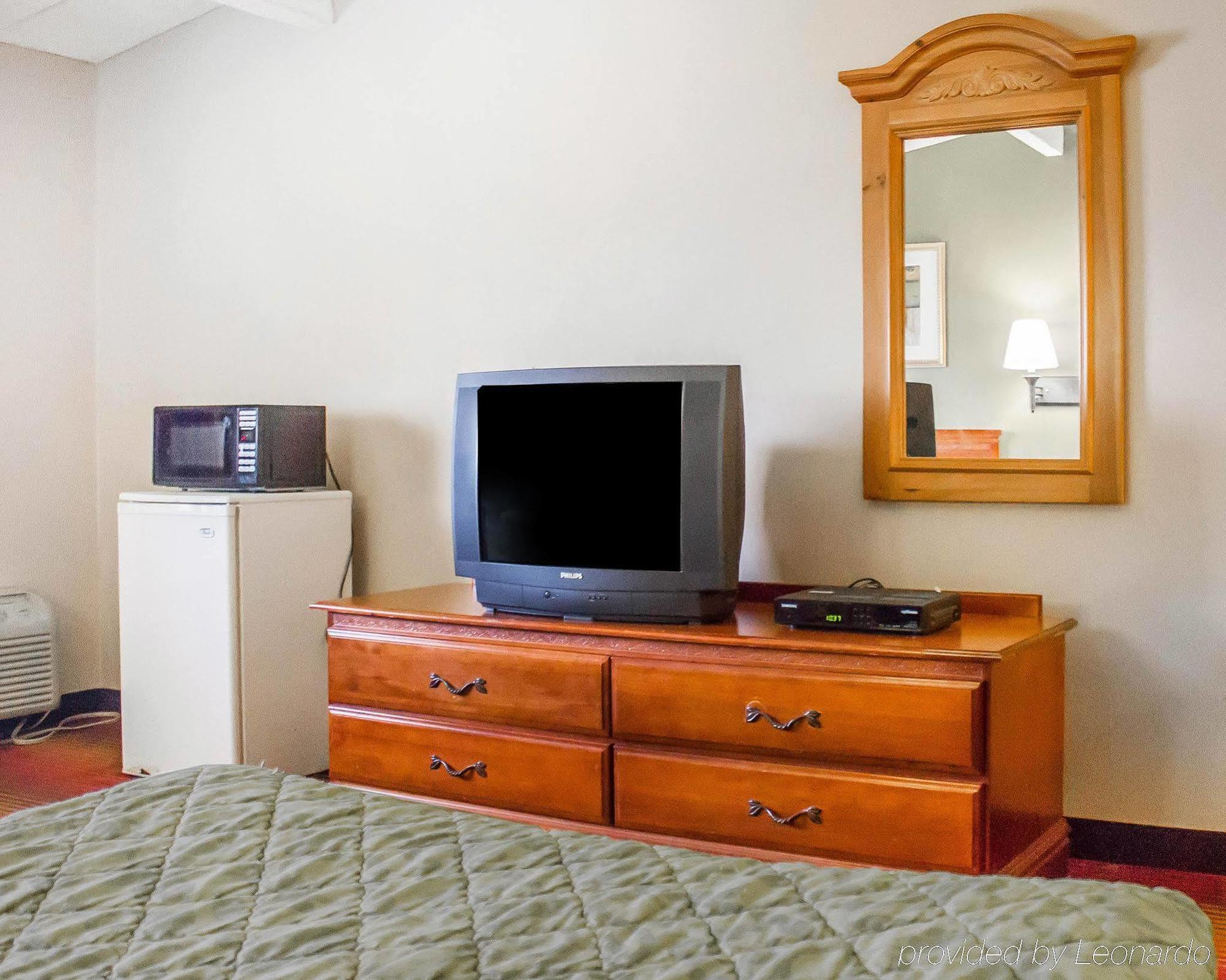 Rodeway Inn Huntington Station - Melville Extérieur photo