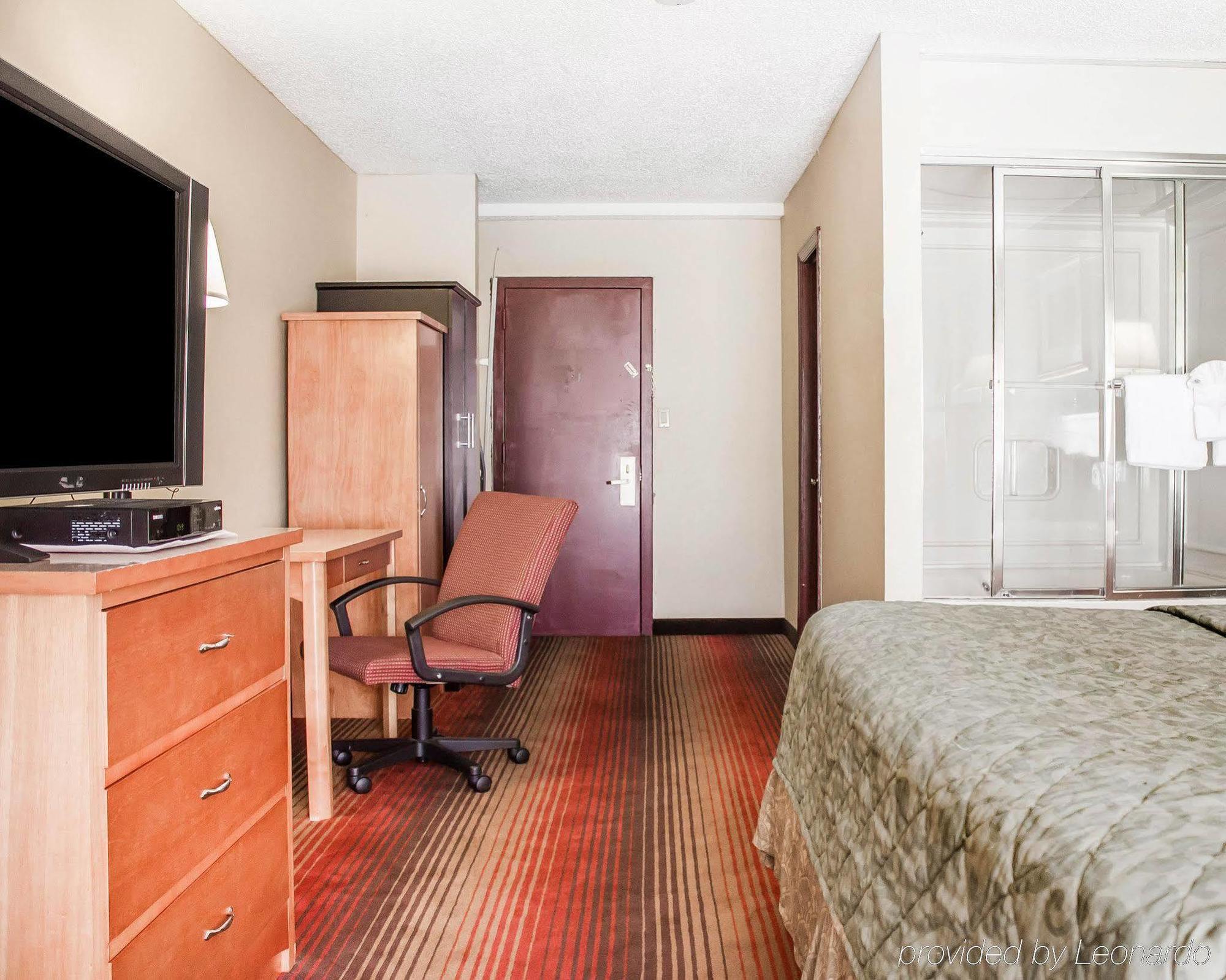 Rodeway Inn Huntington Station - Melville Extérieur photo