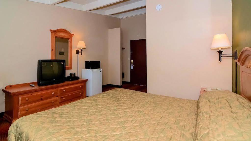 Rodeway Inn Huntington Station - Melville Extérieur photo