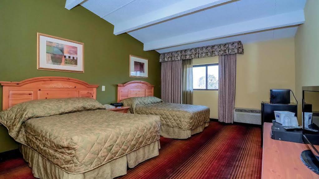 Rodeway Inn Huntington Station - Melville Extérieur photo