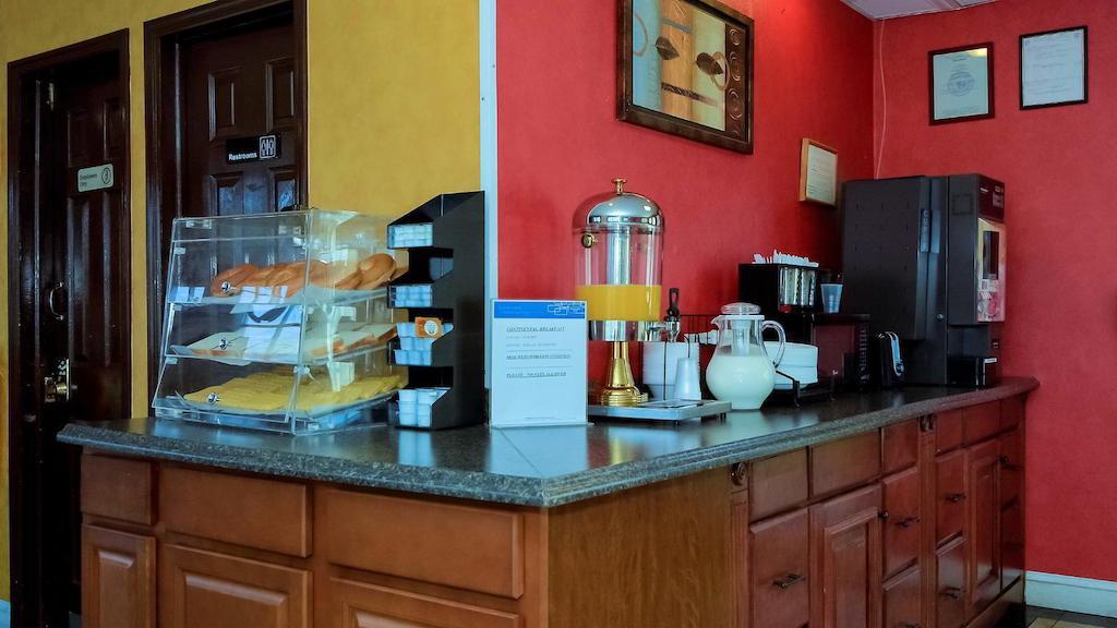 Rodeway Inn Huntington Station - Melville Extérieur photo